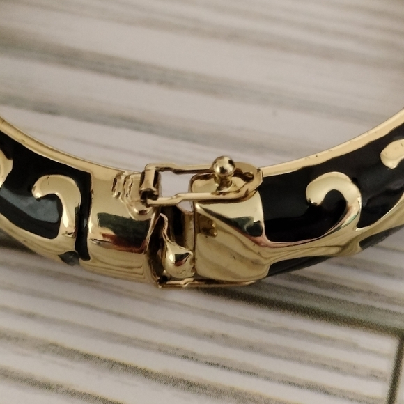Coldwater Creek Enamel Spring Hinged Clasp Gold Black Stackable Bangle Bracelet - Picture 6 of 8